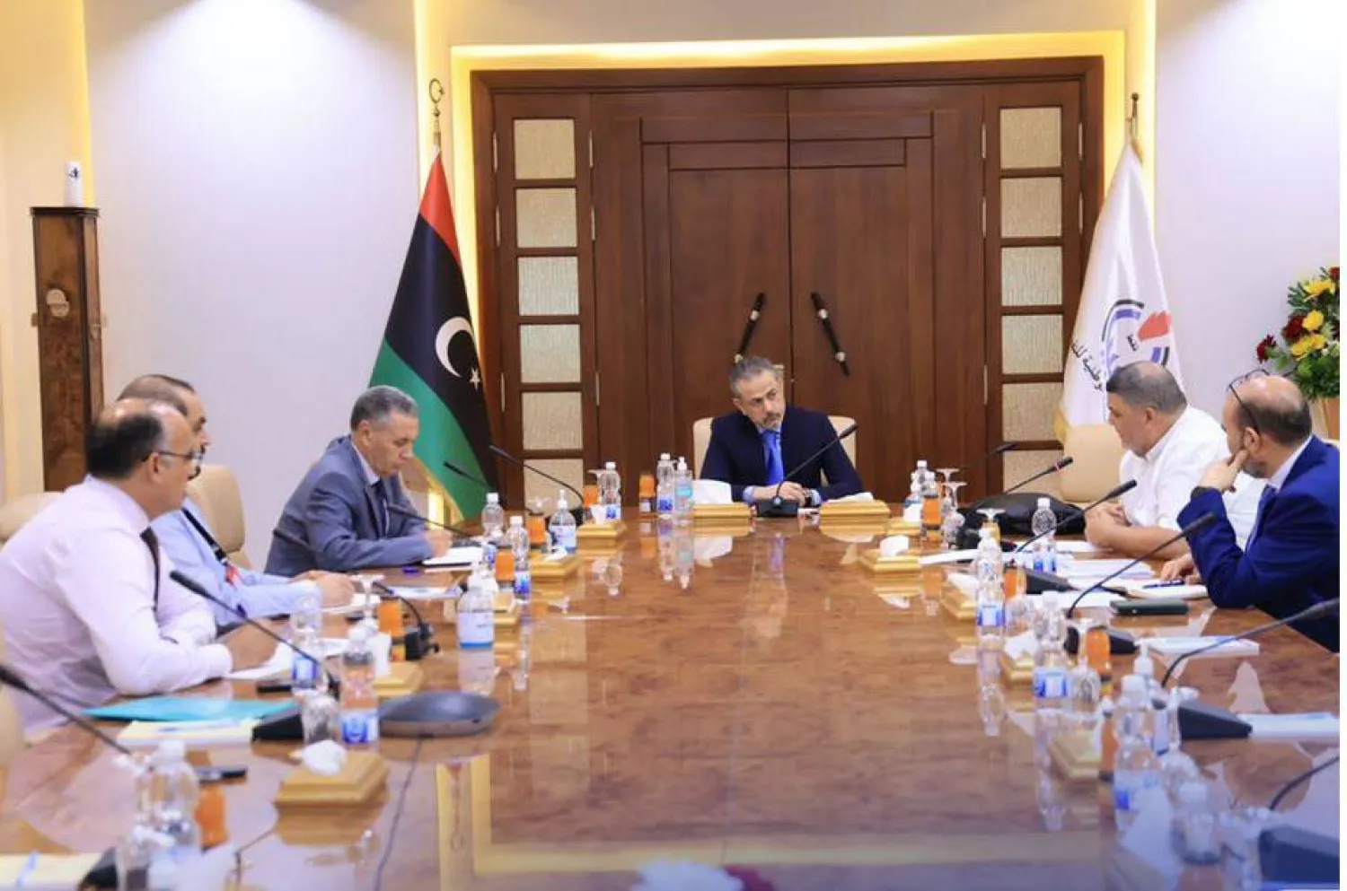 صورة وزعتها مؤسسة النفط لاجتماع رئيسها فرحات بن قدارة مع لجنة الاستثمار