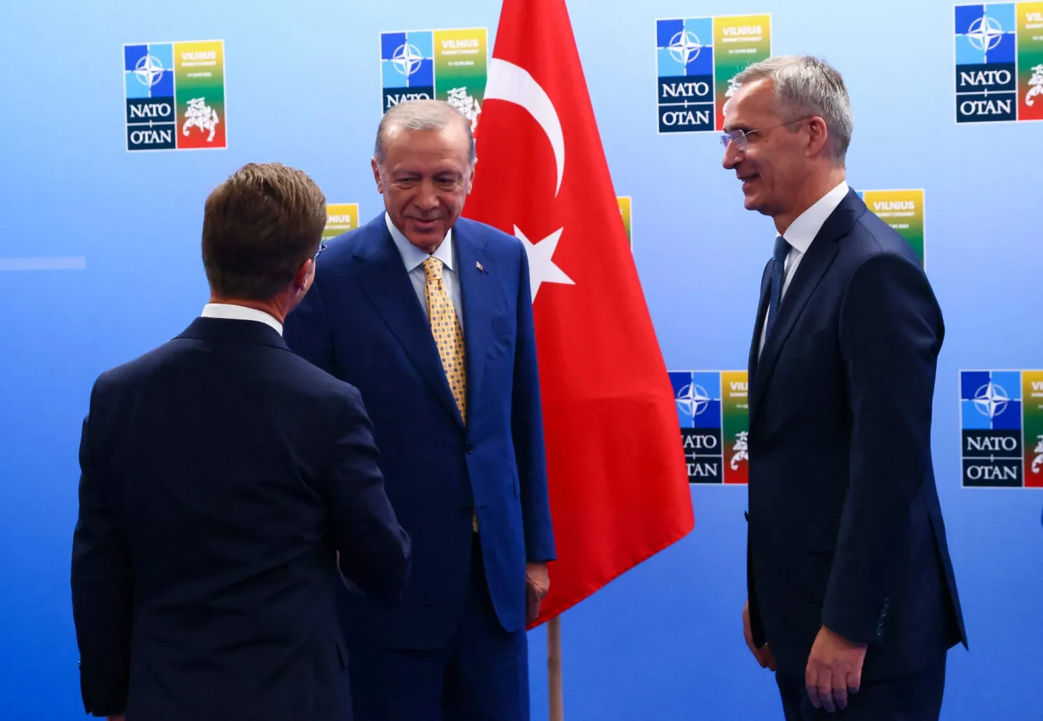 إردوغان لحظة وصوله إلى مقر «الناتو» وإلى جانبه رئيس وزراء السويد والأمين العام للناتو (أ.ف.ب)