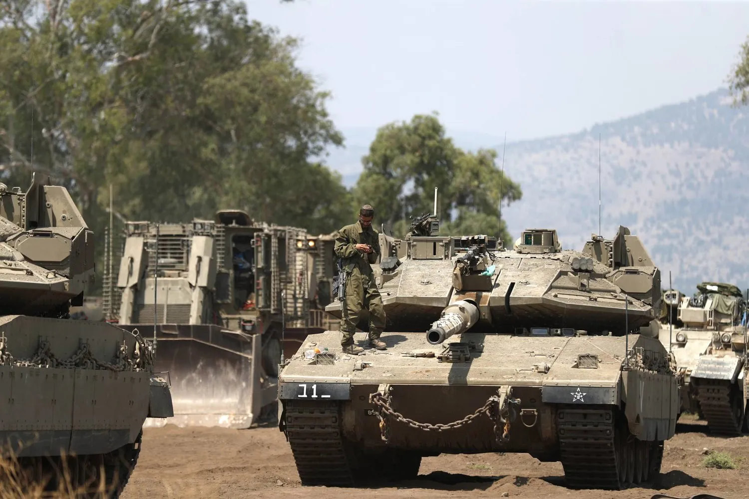 Lübnan sınırına yakın İsrail tankları, bugün askeri tatbikatların başlamasına hazırlanıyor (EPA)