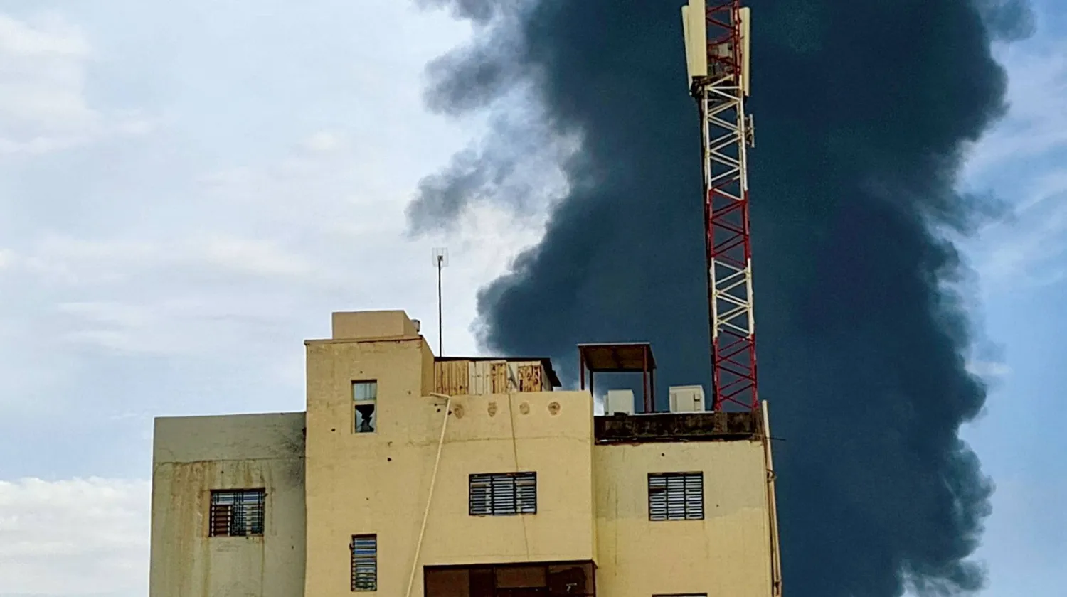 آثار المعارك خلف أحد المباني جنوب الخرطوم (أ.ف.ب)