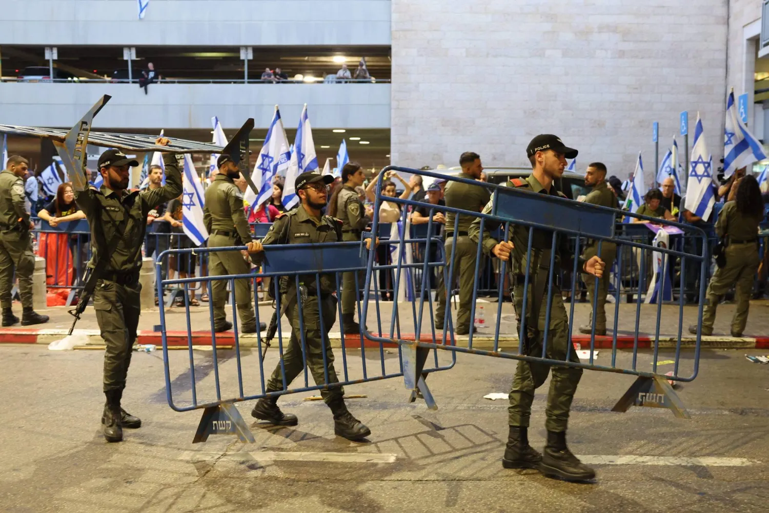 قوات الأمن الإسرائيلية أثناء تجمع المتظاهرين المناهضين للحكومة عند مطار بن غوريون 3 يوليو (أ.ف.ب)