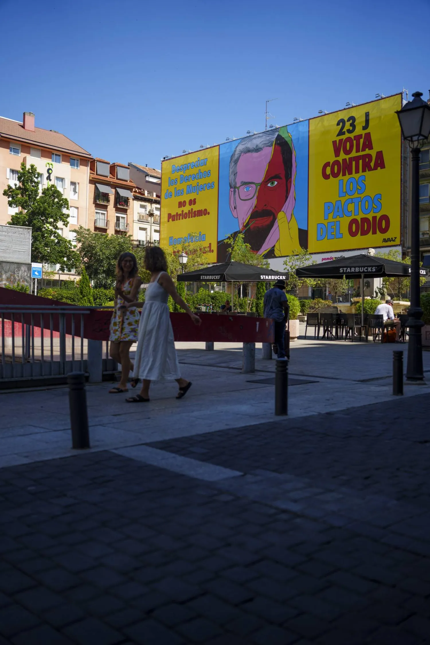 ملصق ضخم في أحد شوارع مدريد ضد «تحالف الكراهية» المشكل من الحزب الشعبي وحزب فوكس (أ.ب)