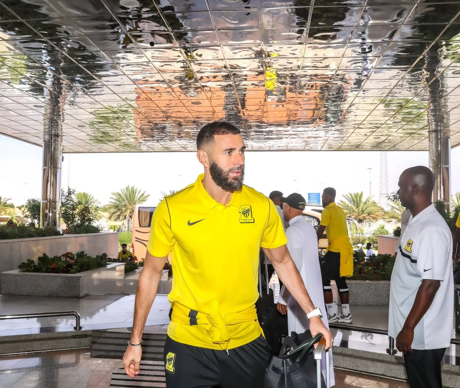 كريمة بنزيمة أثناء وصوله معسكر الاتحاد (نادي الاتحاد)