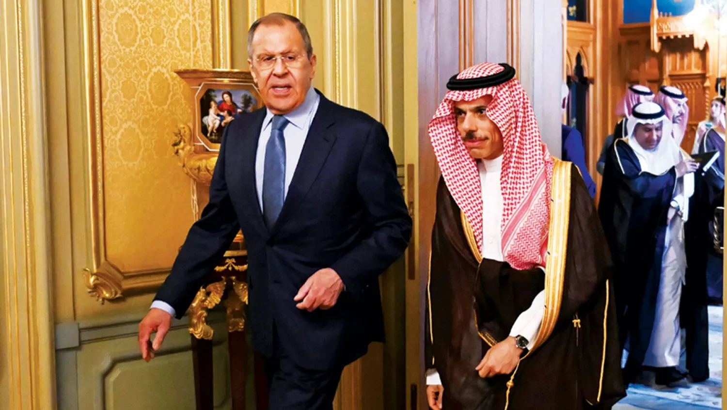 الأمير فيصل بن فرحان وزير الخارجية السعودي ونظيره الروسي سيرغي لافروف في موسكو (أ.ب)