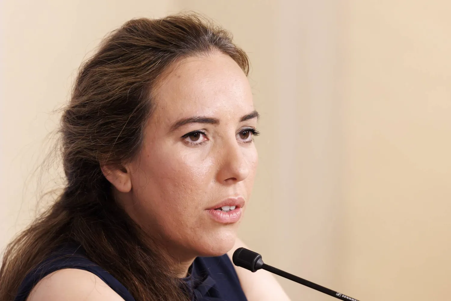 ستيلا أسانج أمام نادي الصحافة في جنيف (إ.ب.أ)