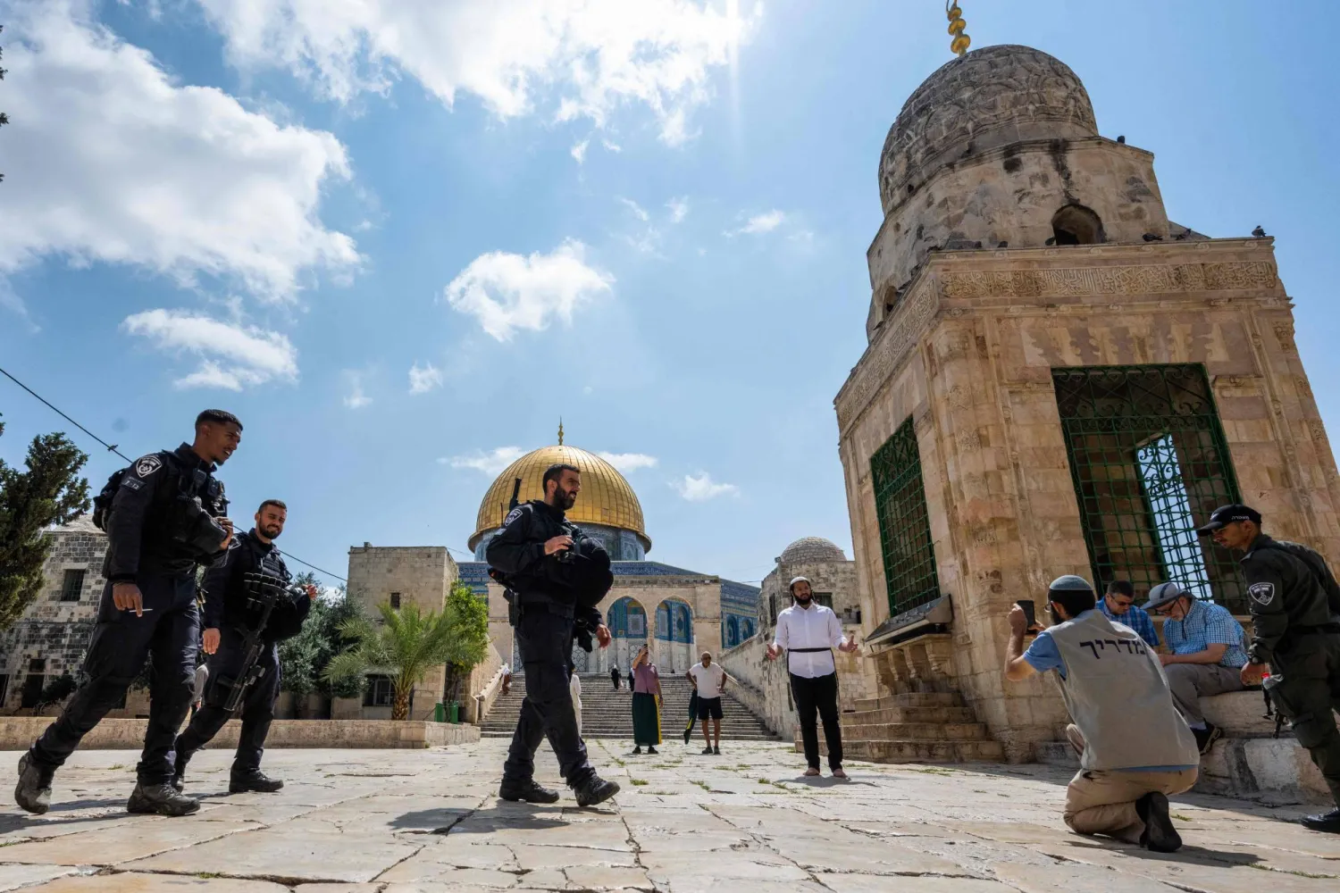 قوات أمن إسرائيلية تحرس مستوطنين قرب قبة الصخرة في القدس (أ.ف.ب)