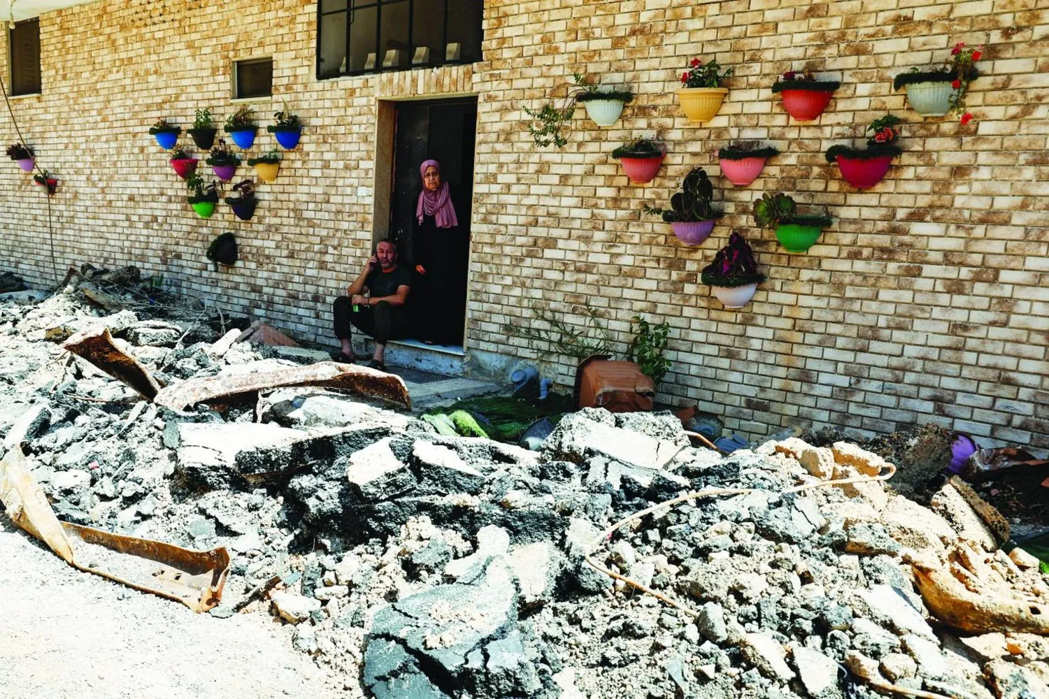 İsrail’in Cenin’deki askeri operasyonunun ardından meydana gelen hasarı inceleten Filistinliler (Reuters)