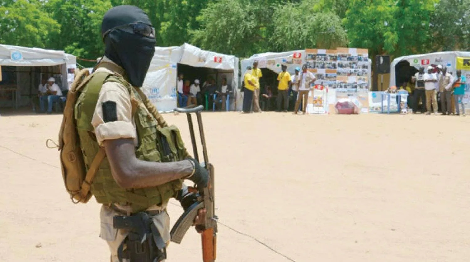 جندي نيجري خلال حراسة مخيم في منطقة ديفا على الحدود مع نيجيريا (أ.ف.ب)