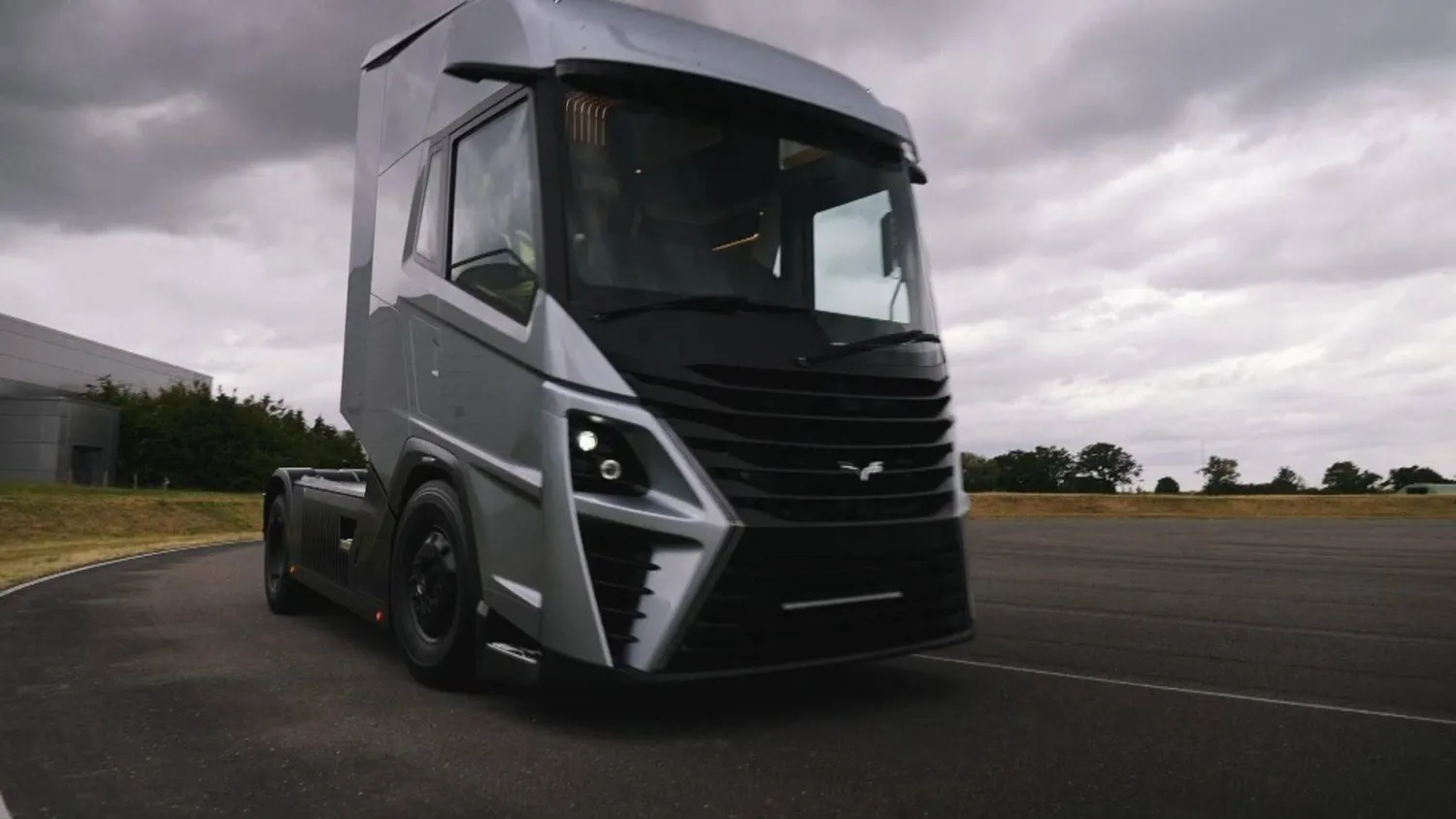 أول مركبة نقل من تصميم وتصنيع بريطانيا (الشركة المصنعة)