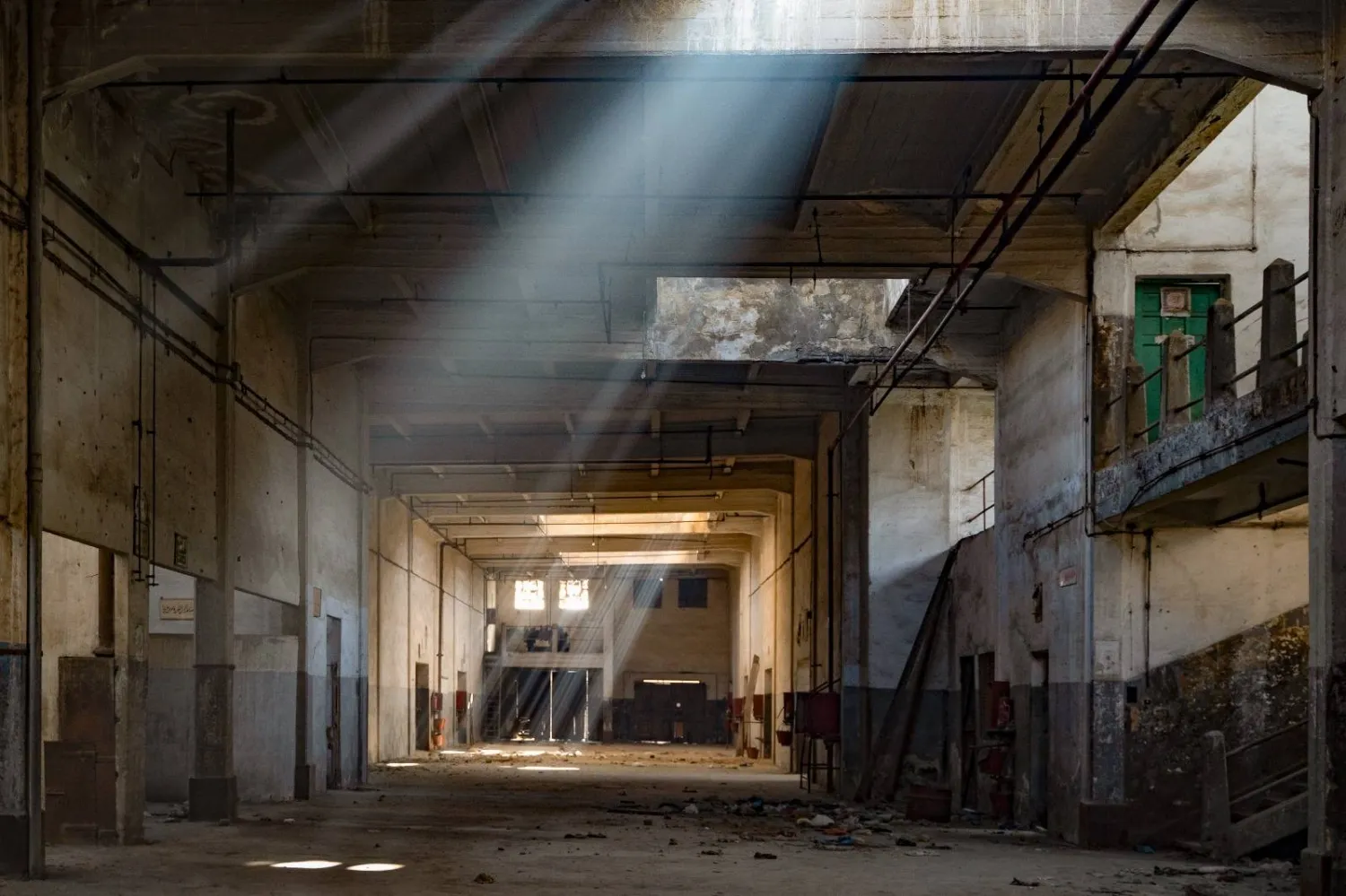 التركيز على الفراغ في مصانع القطن بمينا البصل إحدى سمات «غبار الزمن» (سمر بيومي)