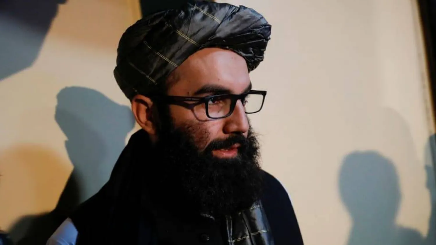 القيادي في «طالبان» أنس حقاني الذي أعلن الاثنين أن «تويتر» أفضل ضامن ﻟ«حرية التعبير» (رويترز)