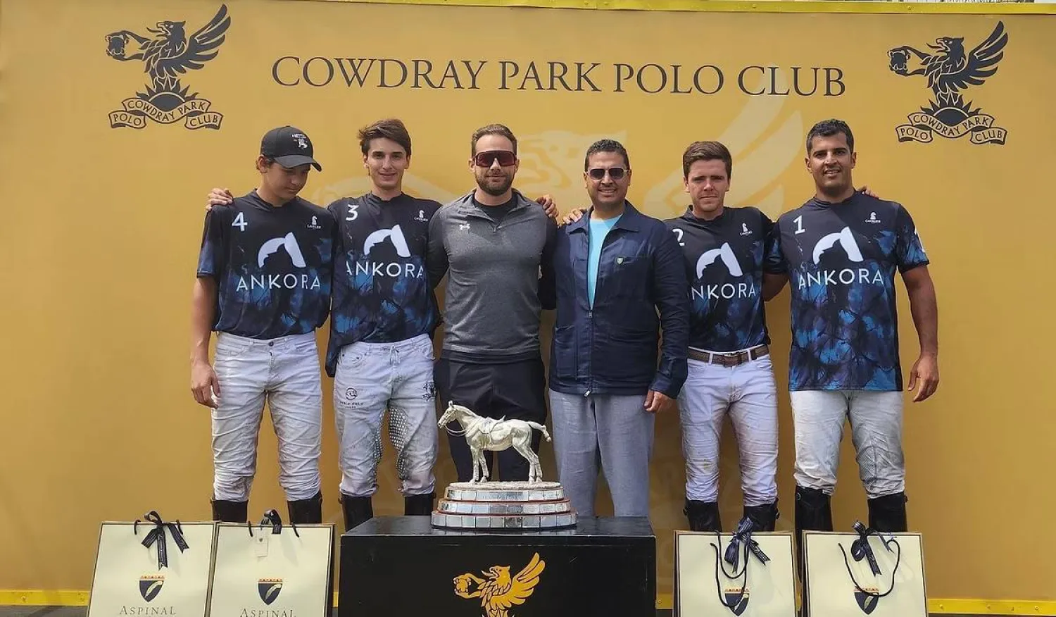 جانب من تتويج الفريق السعودي بالبطولة (الشرق الأوسط)