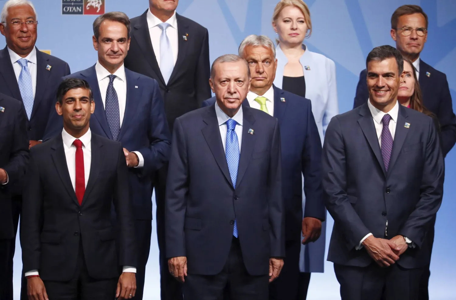 الرئيس التركي رجب طيب إردوغان (وسط) في صورة لقادة حلف «الناتو» في القمة المنعقدة في العاصمة الليتوانية فيلنيوس في 11 يوليو 2023 (إ.ب.أ)