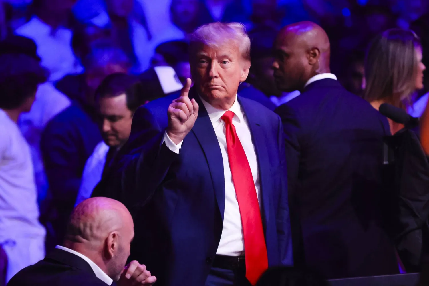 ترمب خلال حضوره عرضاً للفنون القتالية في لاس فيغاس السبت الماضي (أ.ب)