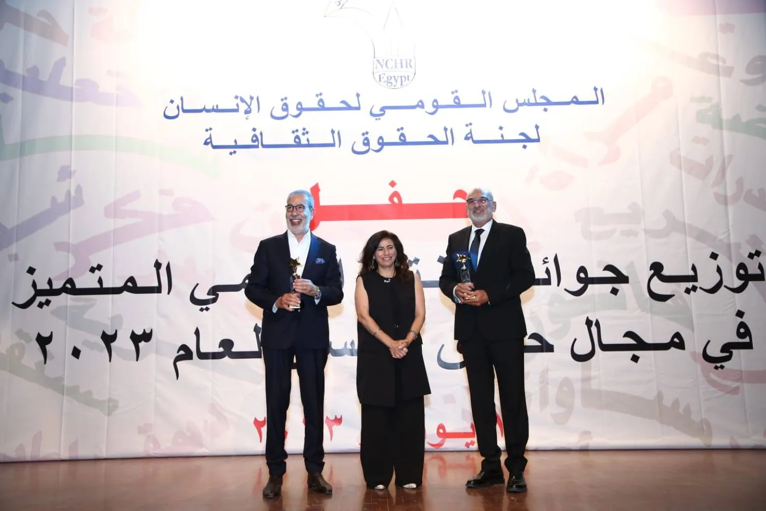 جمال سليمان ومدحت العدل يتسلمان جوائز مسلسل «عملة نادرة» (المجلس القومي لحقوق الإنسان)