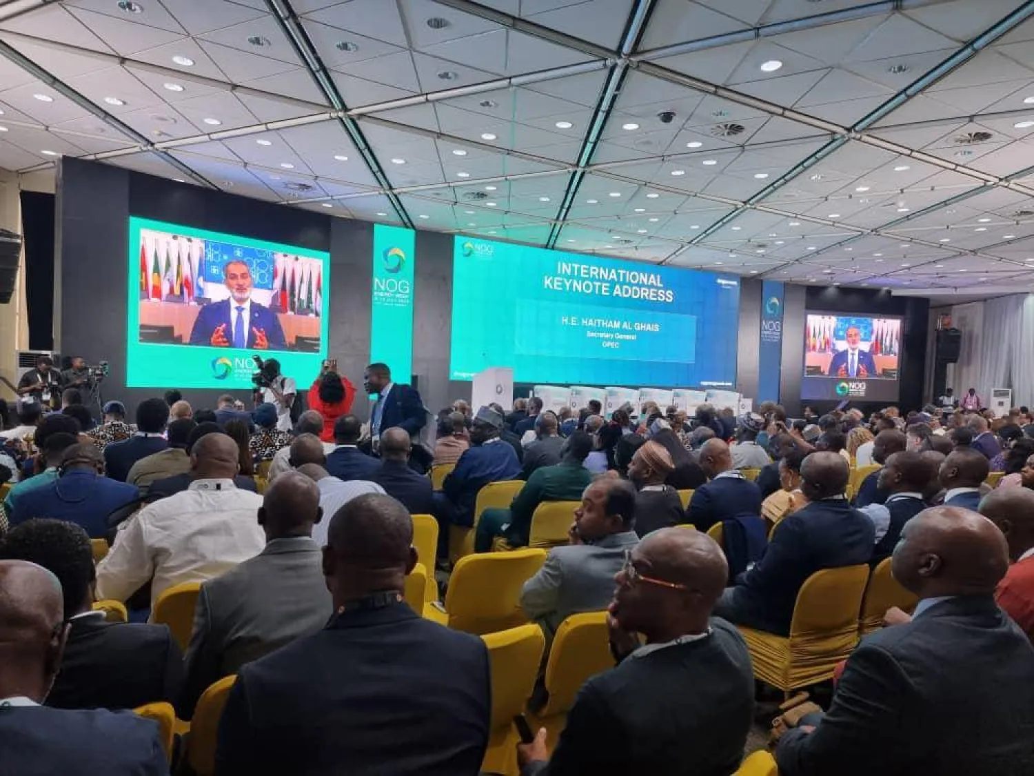 أمين عام «أوبك» هيثم الغيص يلقي كلمته في مؤتمر للنفط والغاز في نيجيريا (من حساب «أوبك» بـ«تويتر»)