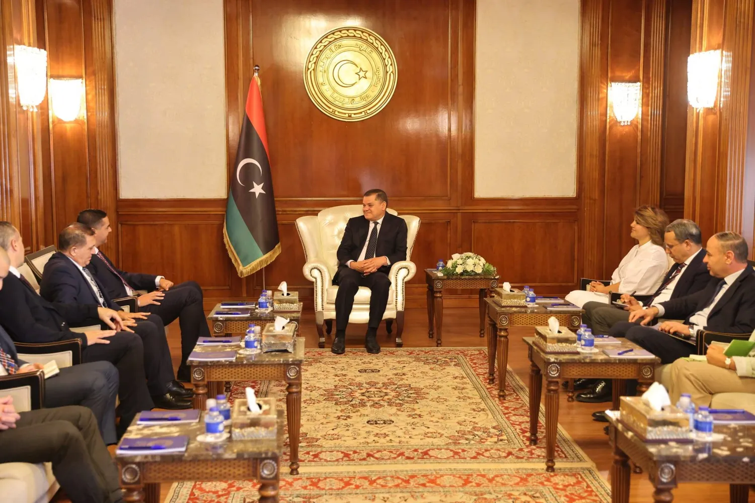 الدبيبة مستقبلاً وزير خارجية مالطا والوفد المرافق له (المكتب الإعلامي لرئيس الحكومة)