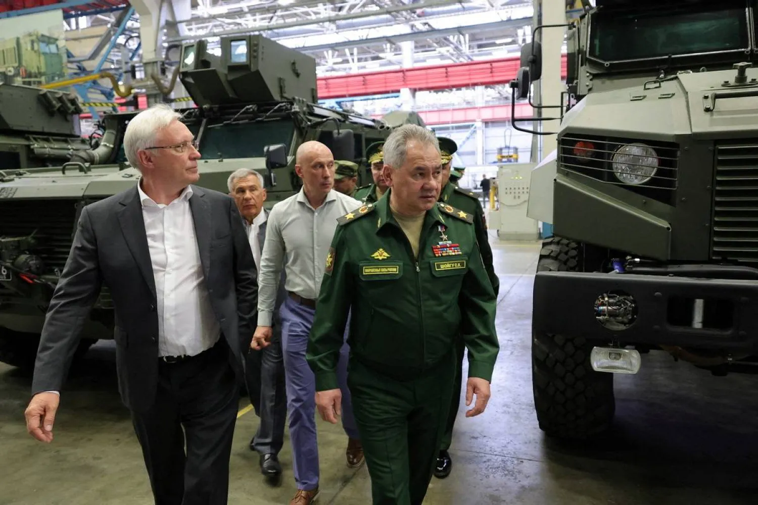 وزير الدفاع الروسي سيرغي شويغو يزور مصنعا للعتاد الحربي في جمهورية تتارستان التابعة للاتحاد الروسي (رويترز)