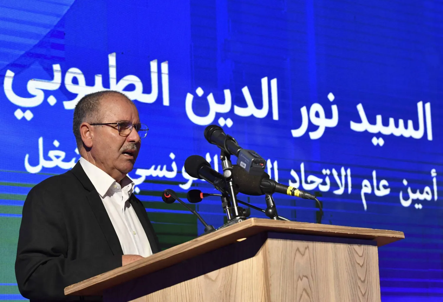 نور الدين الطبوبي أمين عام اتحاد الشغل التونسي (أ.ف.ب)