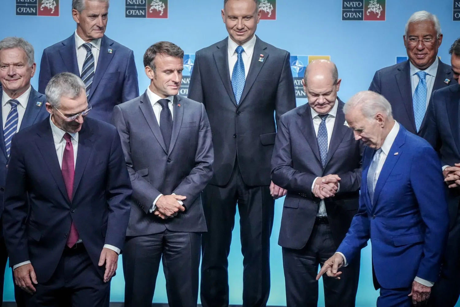 الرئيس الأميركي جو بايدن والمستشار الألماني أولاف شولتس والرئيس الفرنسي إيمانويل ماكرون والأمين العام لحلف الناتو، ينس ستولتنبرغ يستعدون لالتقاط صورة تذكارية (إ.ب.أ)