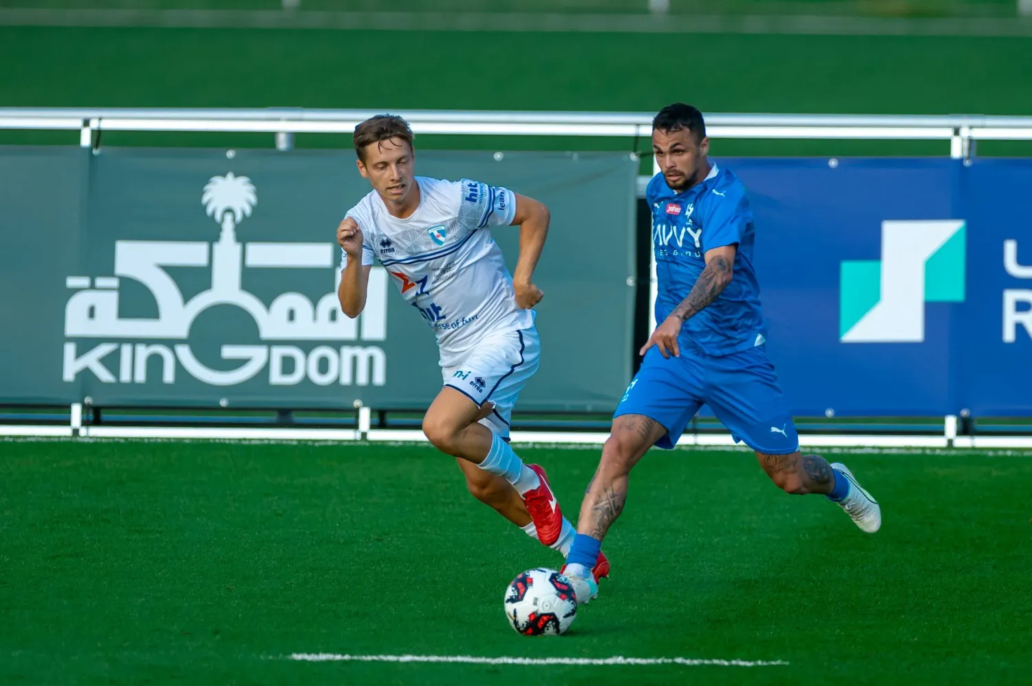 البرازيلي ديلغادو يقود هجمة هلالية ضد المرمى السلوفيني (نادي الهلال)