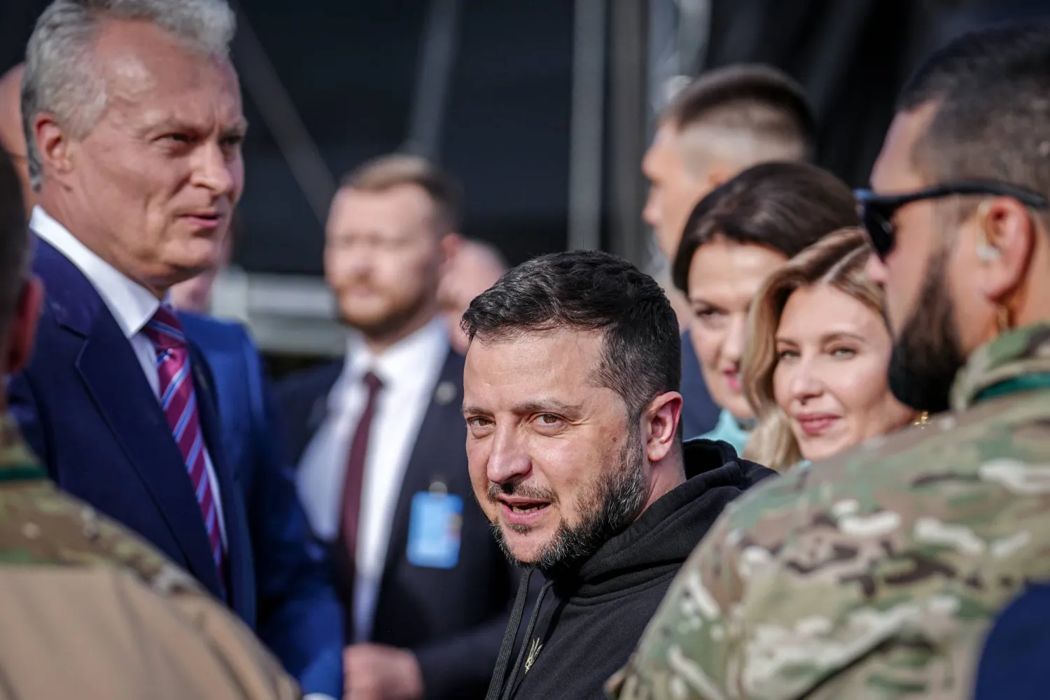 الرئيس الأوكراني فولوديمير زيلينسكي وزوجته لدى وصولهما إلى ليتوانيا (د.ب.أ)