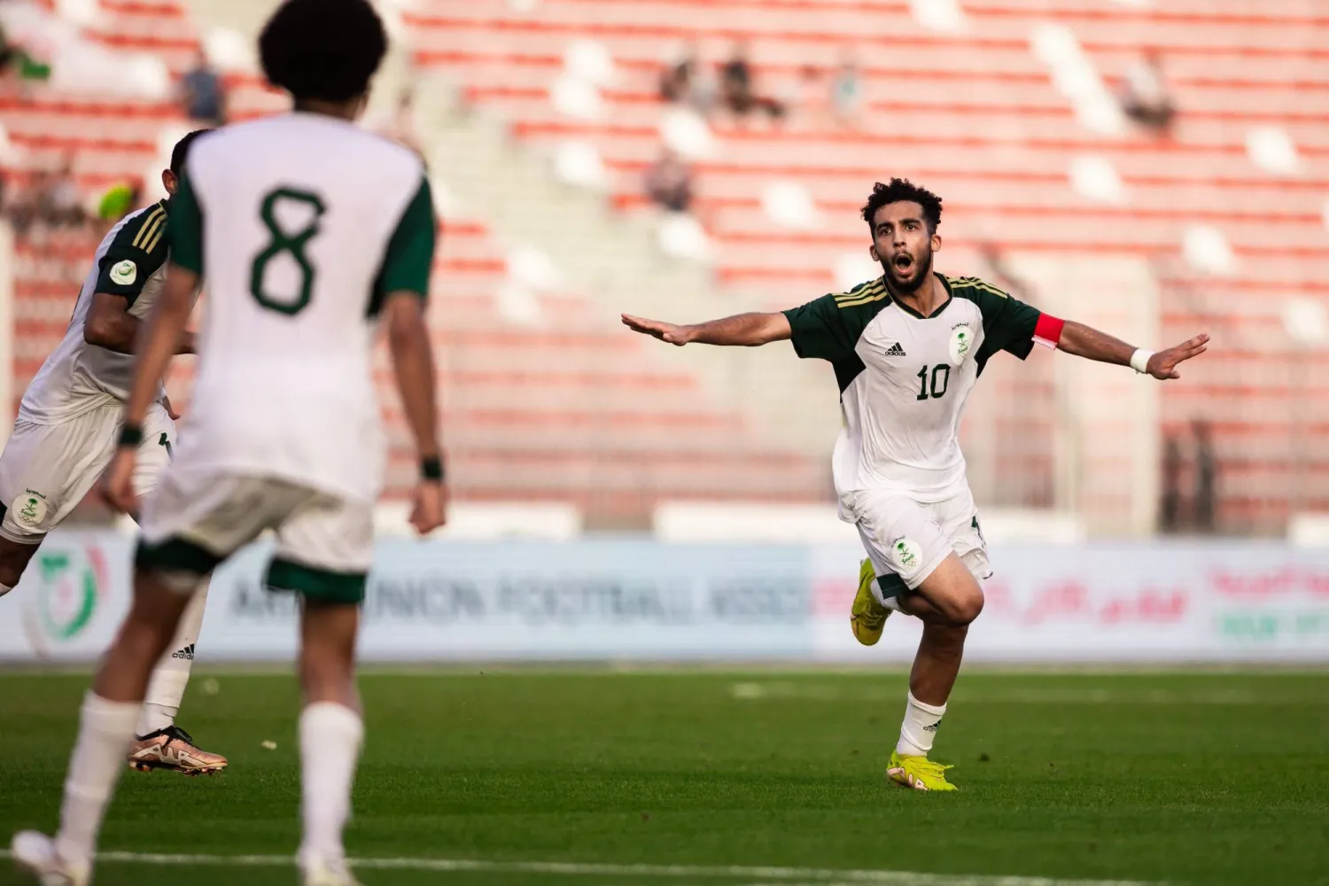 صهيب الزيد يحتفل بهدفه في شباك الجزائر (الشرق الأوسط)