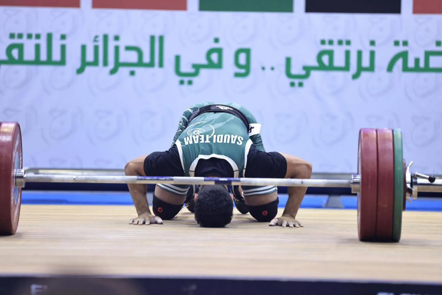 آل سليم يسجد شكرا لله بعد فوزه بالذهبية («الشرق الأوسط»)
