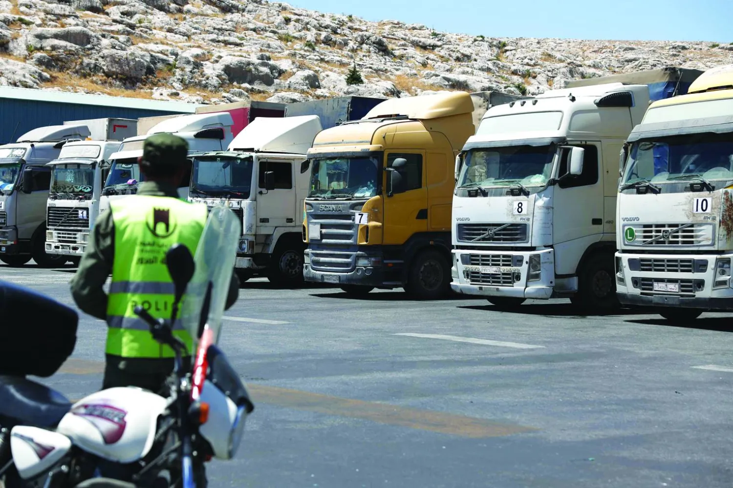 شاحنات تحمل مساعدات إنسانية على الحدود السورية - التركية في باب الهوى يوم الاثنين (أ.ف.ب)