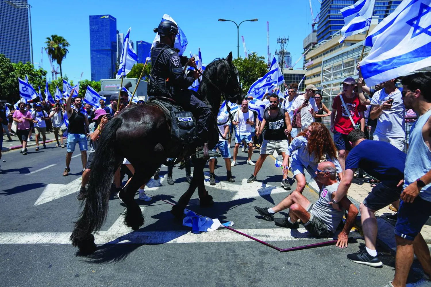 
الشرطة الإسرائيلية تفرّق متظاهرين أغلقوا طريقاً في تل أبيب احتجاجاً على تشريعات تستهدف النظام القضائي (أ.ب)