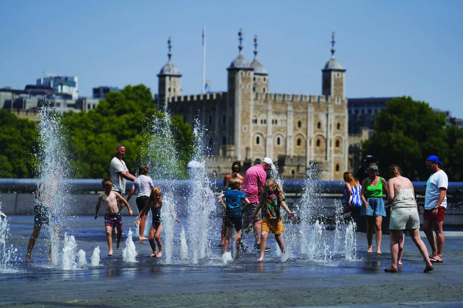 النوافير توفر ملاذاً من الحر في لندن (رويترز)