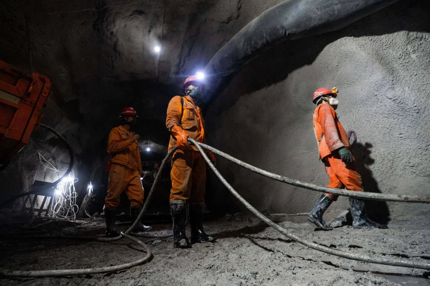 عمال يبنون قنوات التهوية في منجم  للرصاص والزنك في بيجي، بمقاطعة قويتشو بجنوب غربي الصين (أ.ف.ب)