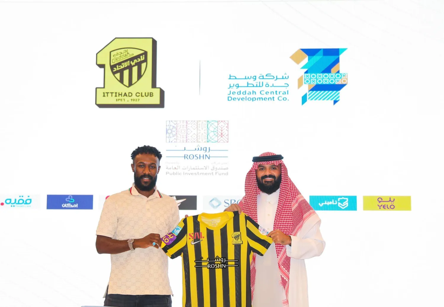 رئيس نادي «الاتحاد» وسلطان الفرحان خلال التوقيع (نادي الاتحاد)