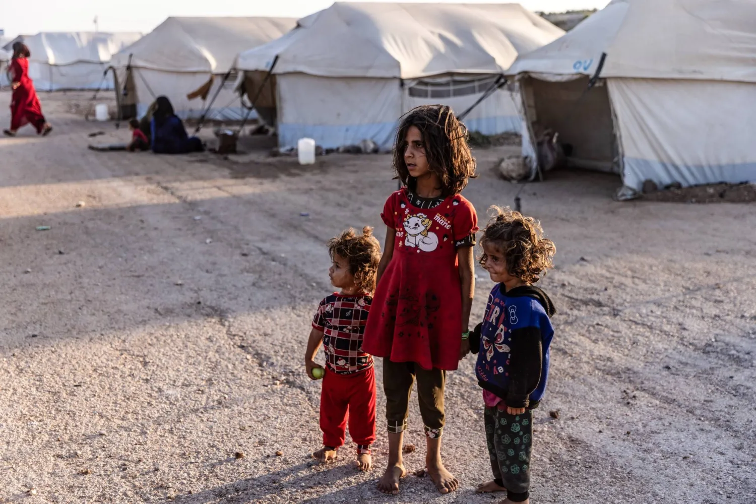 أطفال بالقرب من خيم في مأوى للطوارئ بريف حلب تم بناؤه لإيواء المتضررين من الزلزال الأخير (د.ب.أ)