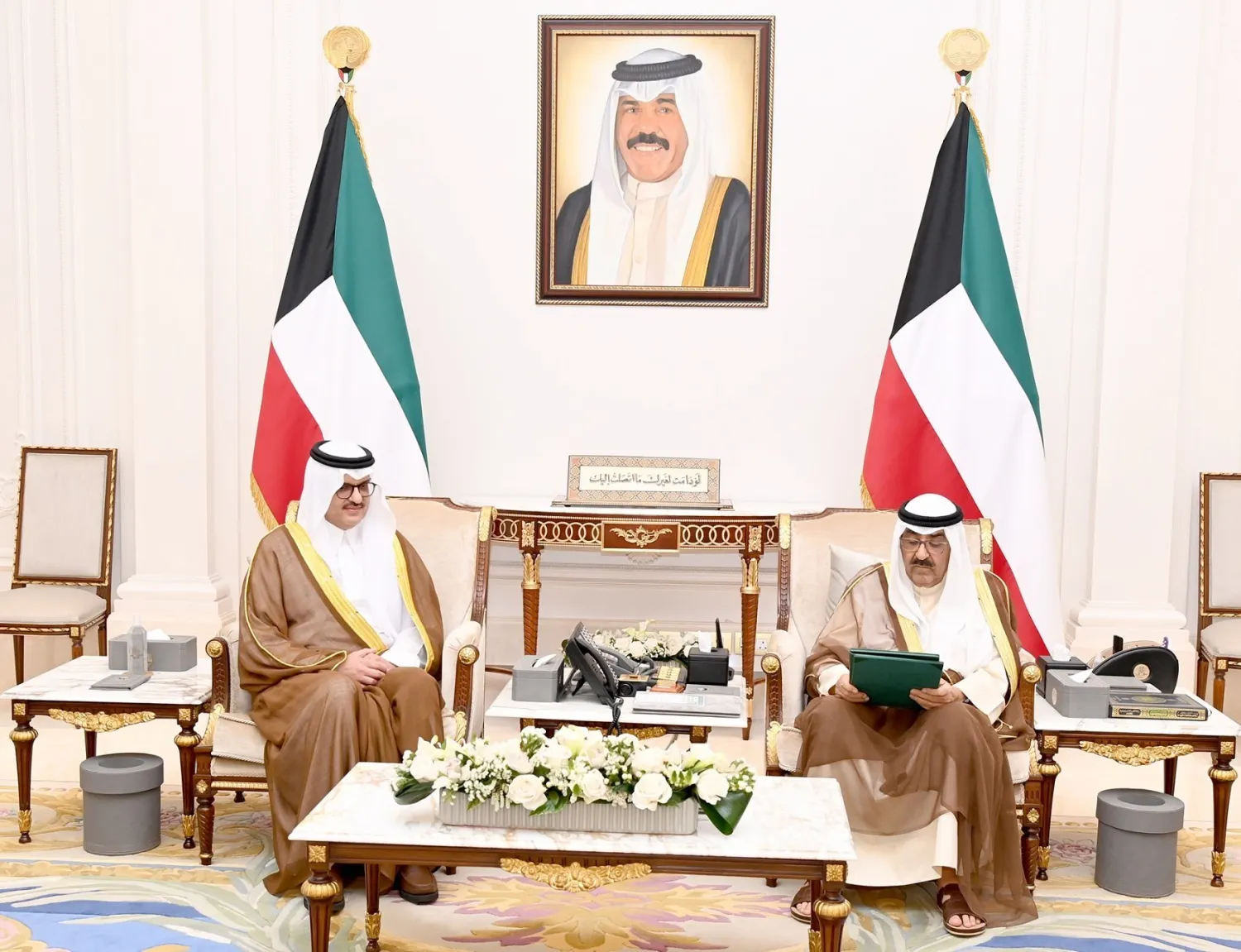 ولي العهد الكويتي متسلماً دعوتين من خادم الحرمين الشريفين موجهتين إلى أمير الكويت لحضور اللقاء التشاوري لقادة دول مجلس التعاون والقمة الخليجية مع دول آسيا الوسطى (كونا)