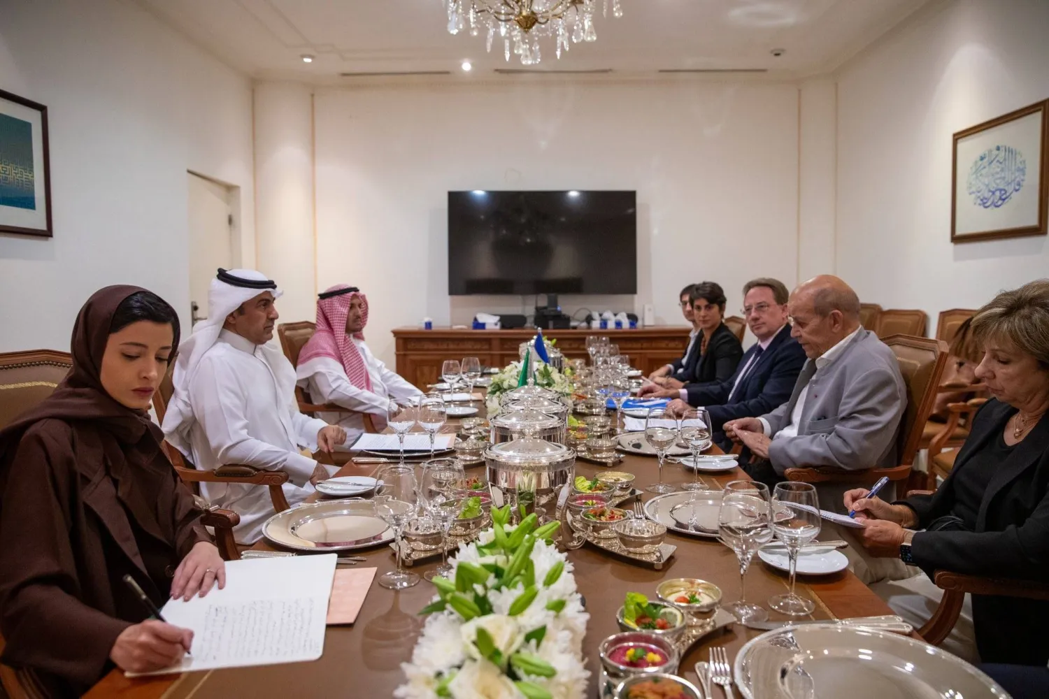 المباحثات السعودية - الفرنسية تناولت العلاقات الثنائية وتطورات الملف اللبناني والمستجدات الإقليمية والدولية.(واس)