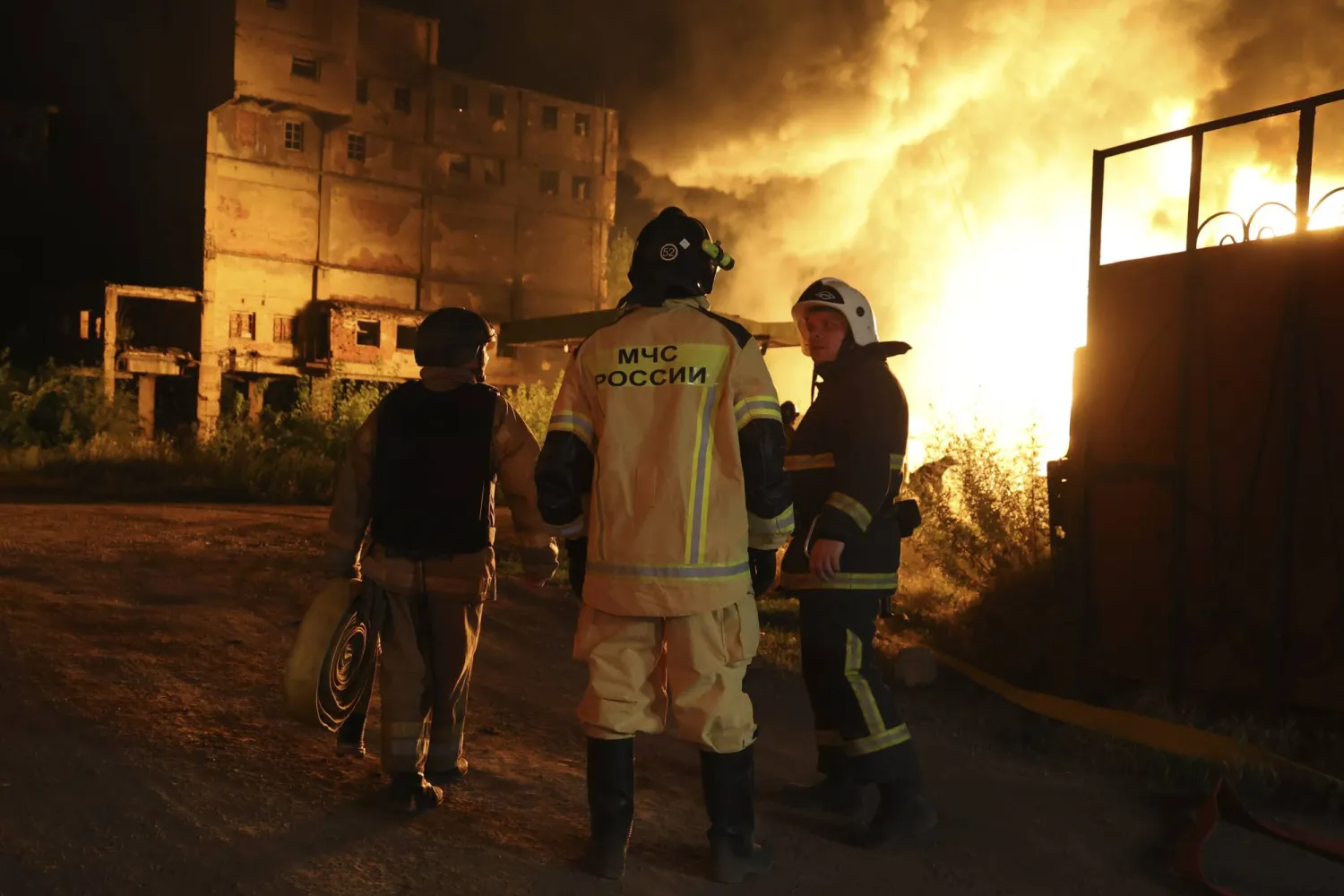 رجال إطفاء يحاولون إطفاء حريق في خزانات وقود في منطقة تسيطر عليها روسيا بإقليم دونيتسك شرق أوكرانيا يوم 5 يوليو الحالي (أ.ب)