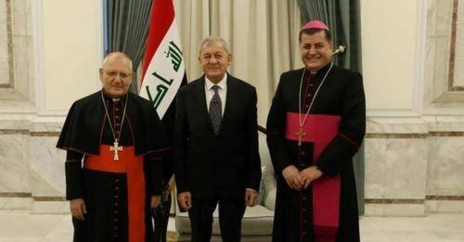 صورة من صفحة البطريركية في «فيسبوك» لساكو مع رشيد والمطران يلدو (يمين) في لقاء سابق