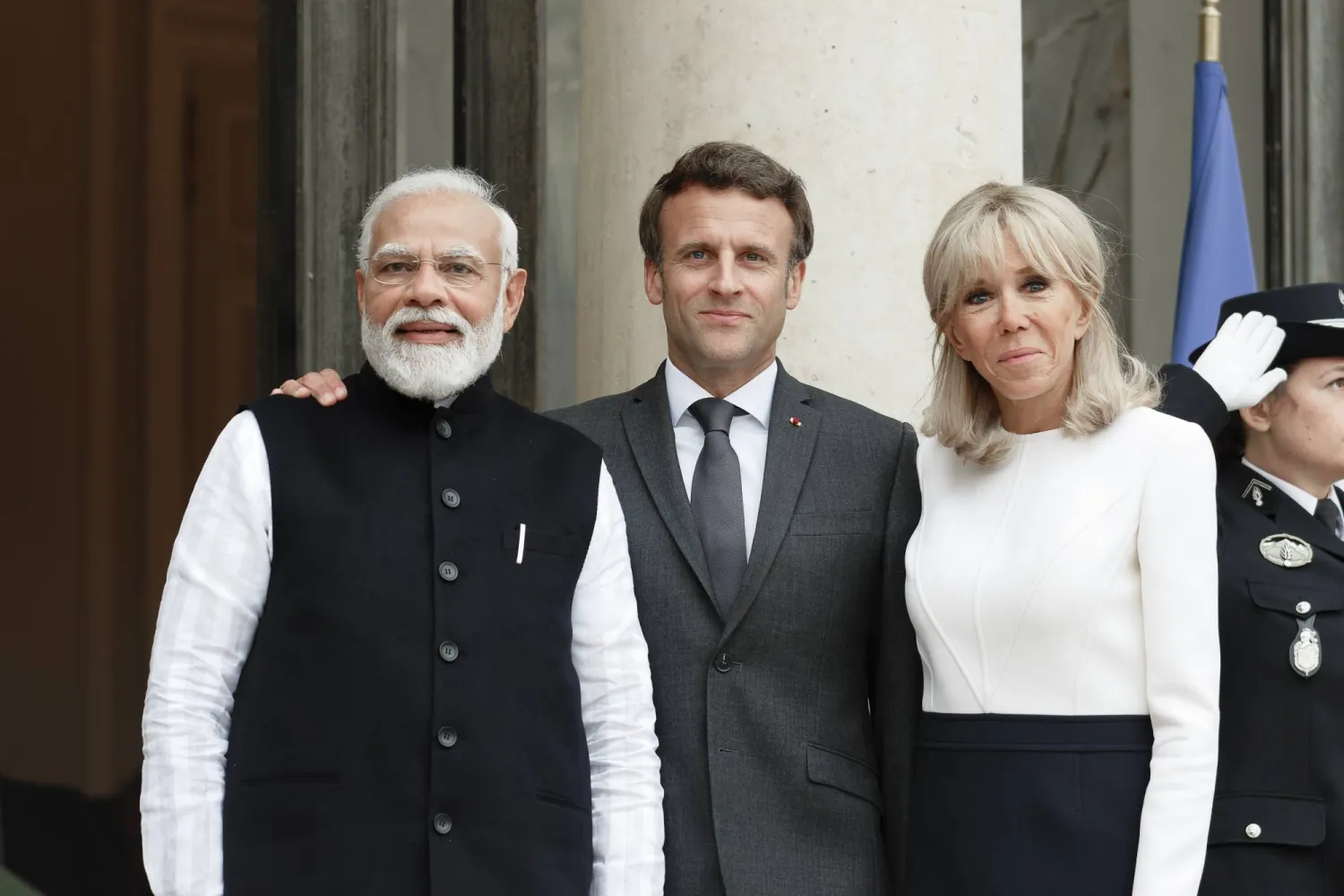 الرئيس الفرنسي وزوجته لدى استقبالهما رئيس الوزراء الهندي في قصر الإليزيه مايو 2022 (غيتي)