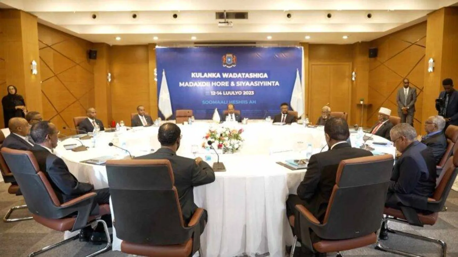 جانب من اجتماع الرئيس الصومالي بالقادة السابقين للبلاد (وكالة الصومال الرسمية)
