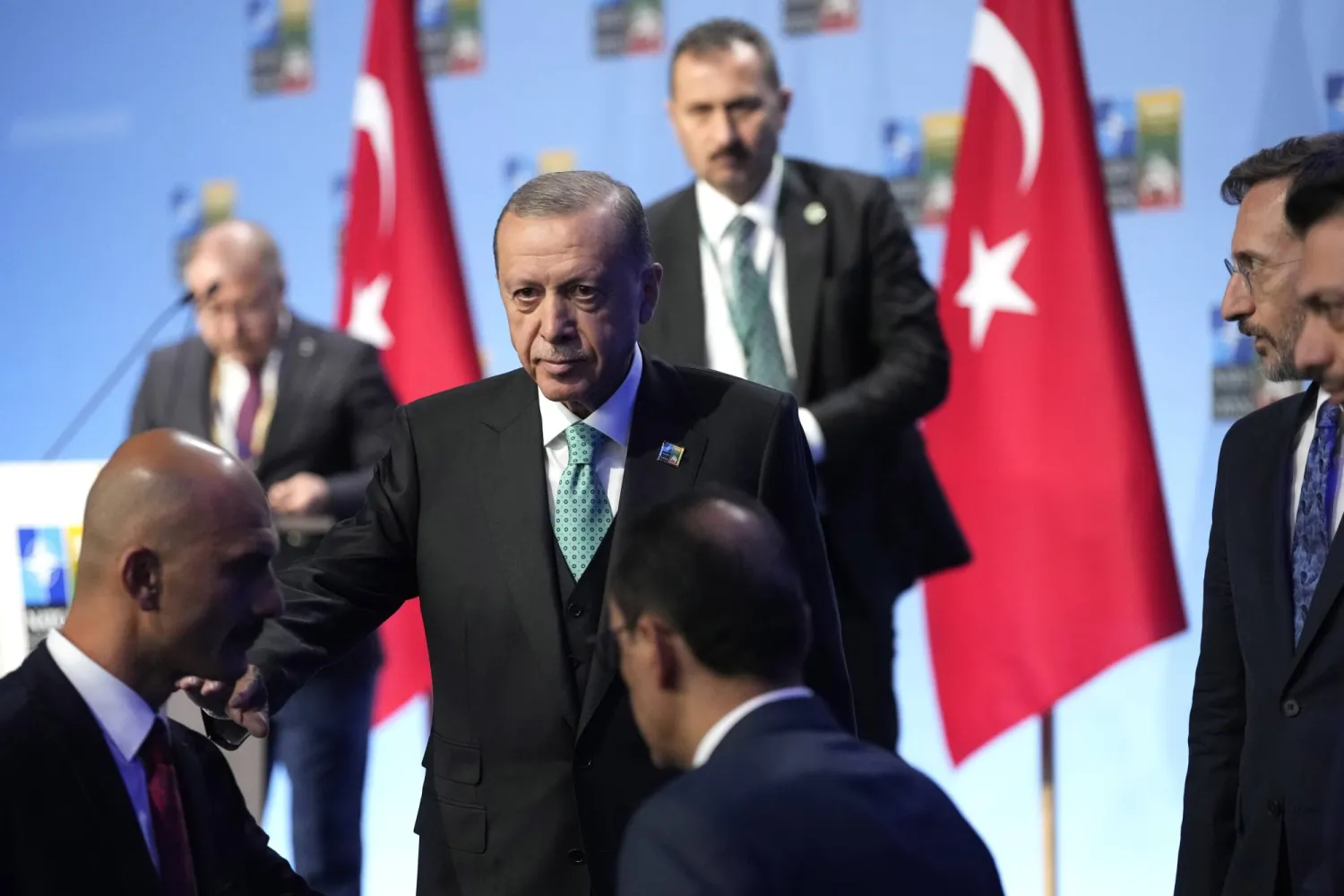 إردوغان يغادر مؤتمراً صحافياً في قمة «الناتو» الأربعاء (أ.ب)