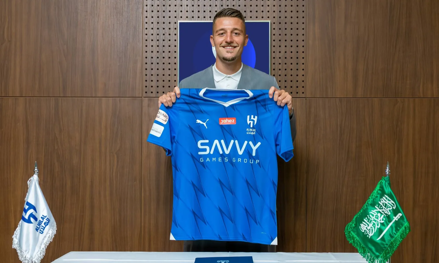 سافيتش يستعرض قميصه مع الهلال بعد التوقيع (نادي الهلال)