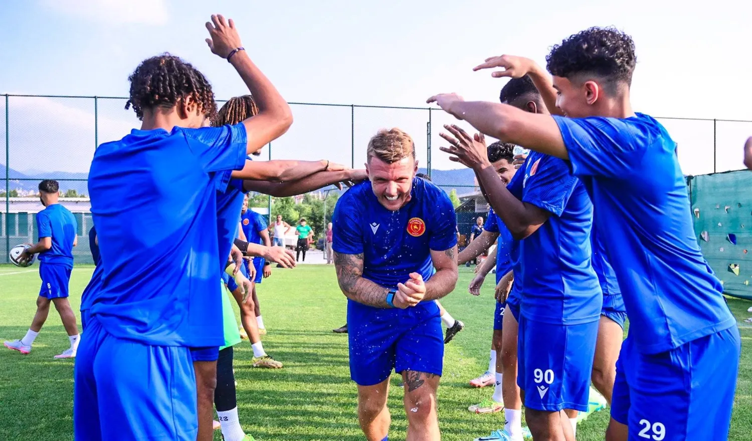 ماكس باور يتلقى الترحيب من زملائه في أول تدريب مع القادسية (نادي القادسية)