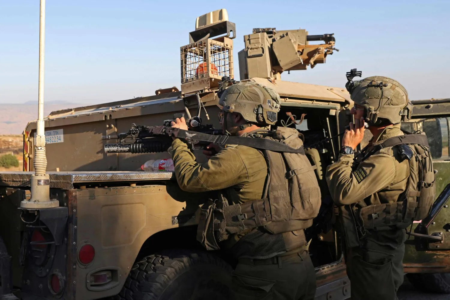 جنود إسرائيليون قرب الحدود مع لبنان بعد الحادث مع «حزب الله» (أ.ف.ب)