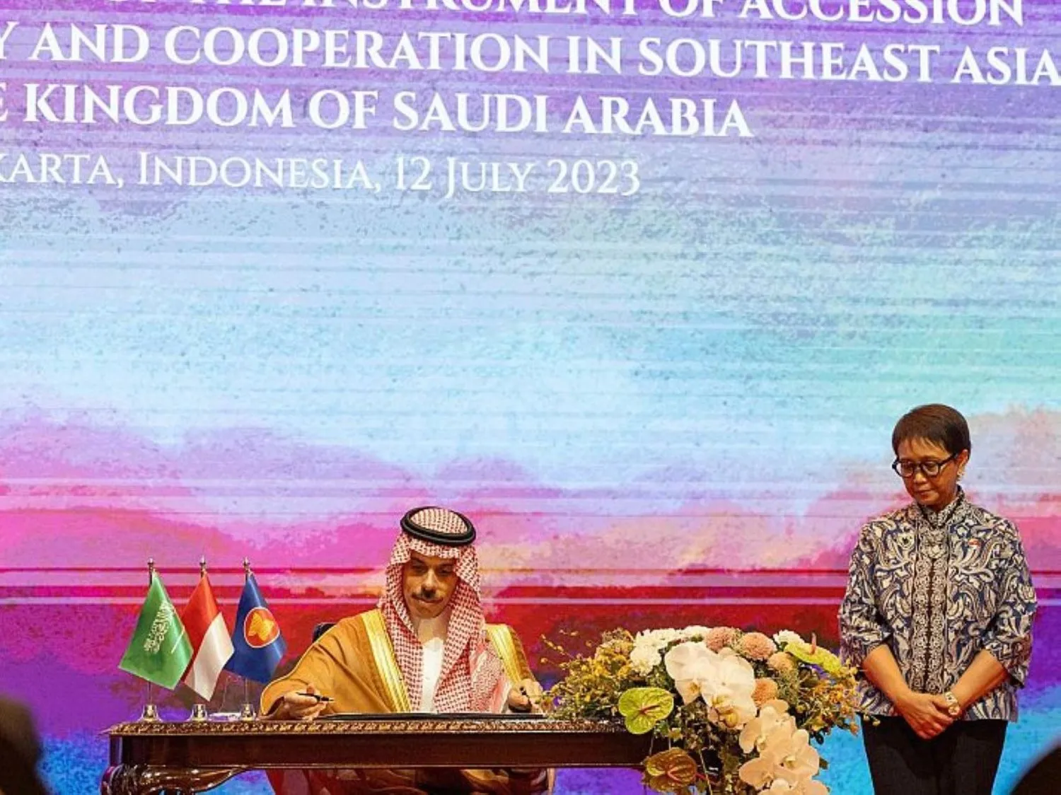 Suudi Arabistan Dışişleri Bakanı Prens Faysal ASEAN Dostluk ve İşbirliği Anlaşması’nı imzalarken (SPA)