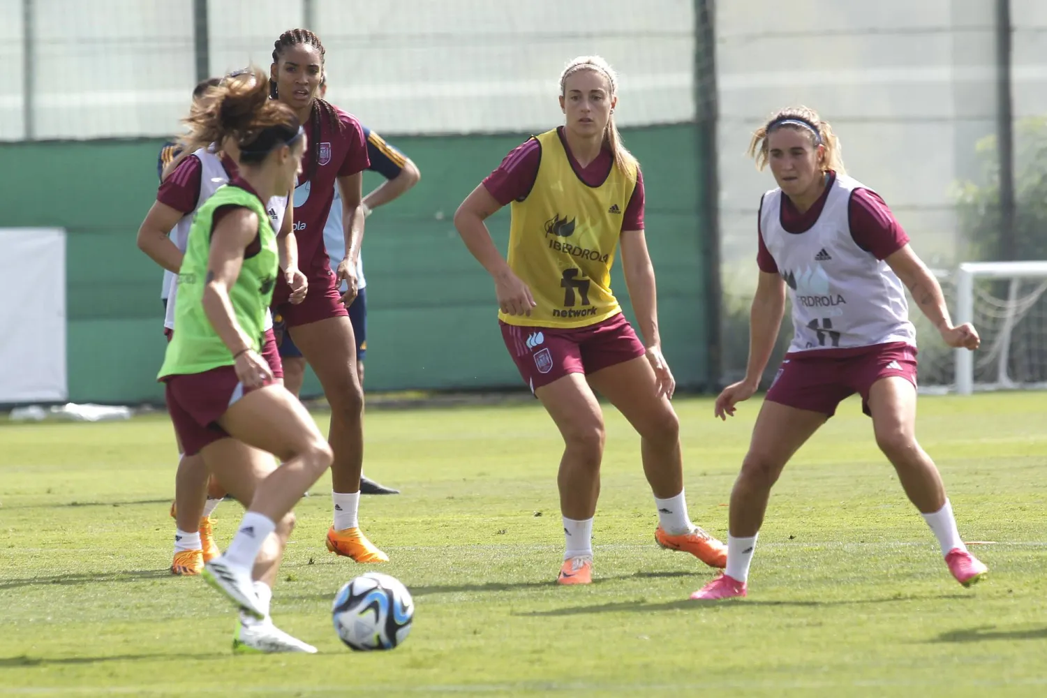 أليكسيا بوتيّاس خلال تدريبات منتخب إسبانيا (أ.ف.ب)