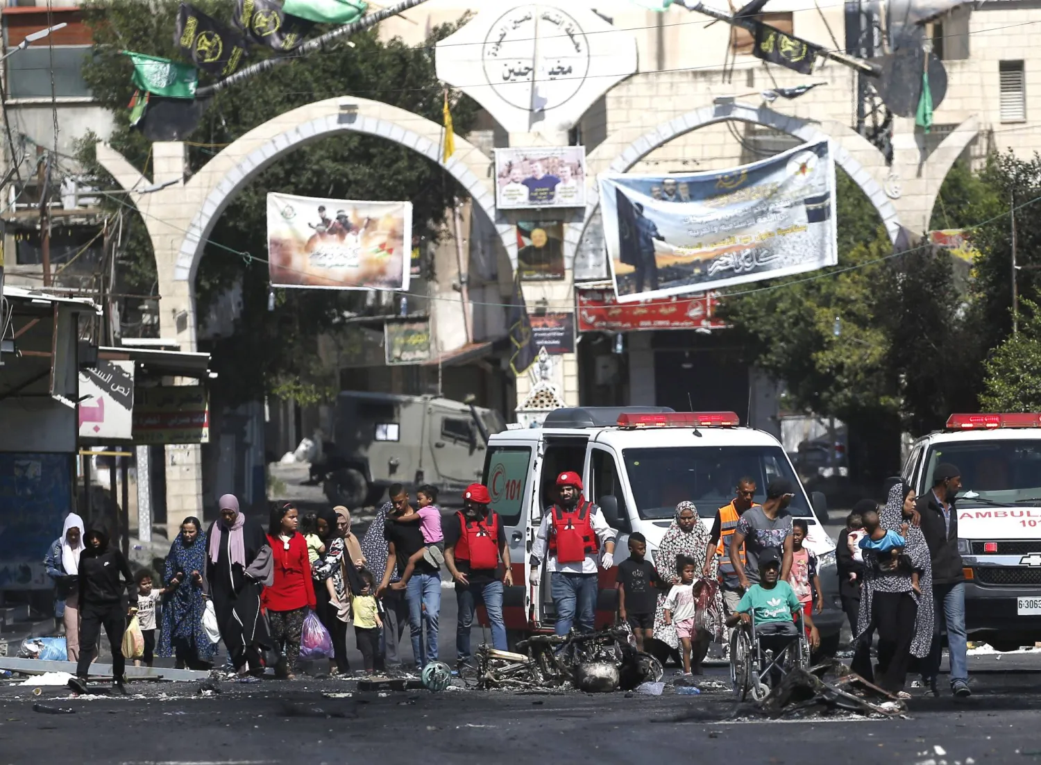 عناصر الهلال الأحمر الفلسطيني يجلون سكان مخيم جنين إلى مكان آمن خلال العملية العسكرية الإسرائيلية 4 يوليو (إ.ب.أ)