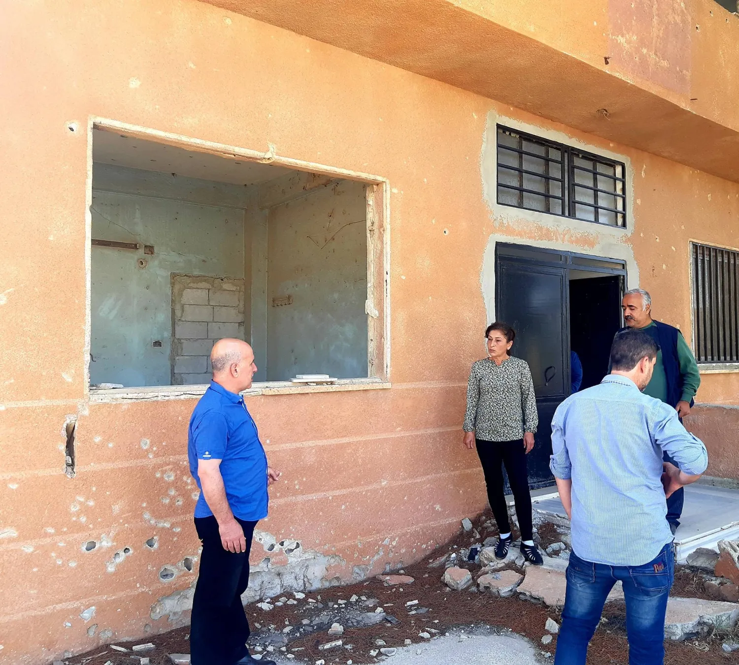 من العائلات التي عادت إلى ترميم منزلها في القصير (الشرق الأوسط)