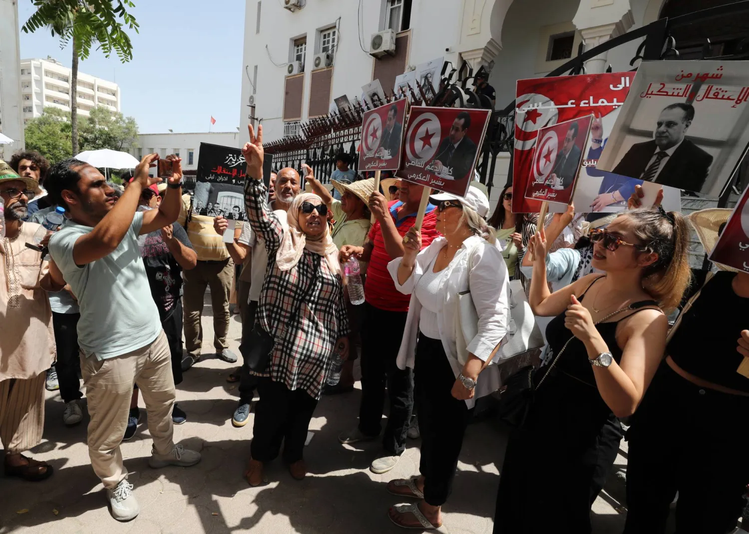 جانب من التظاهرة المطالبة بالإفراج عن معارضين لسياسات الرئيس قيس سعيّد (إ.ب.أ)