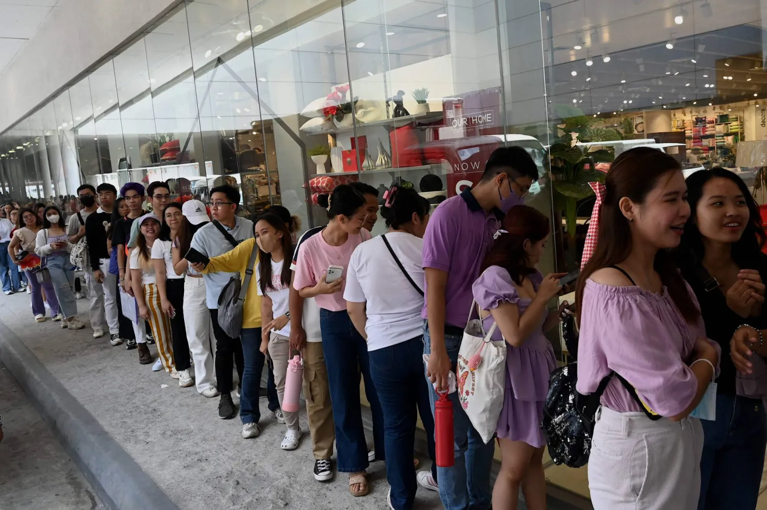 طابور المعجبين قبل إحدى حفلات تايلور سويفت في الفلبين (أ.ف.ب)